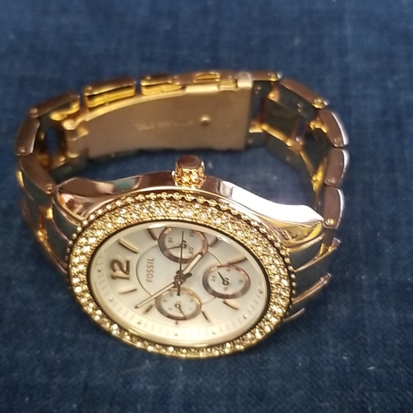 Womens Rose Gold Fossil watch - Picture 3 of 8